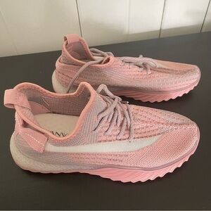 $20 SALE Pink Grey Women’s NWOT Lace Up Sneakers Size 40/8 Wanwo Never Worn Walk